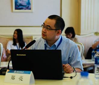 说明:A group of people sitting at a table using a computer

Description automatically generated